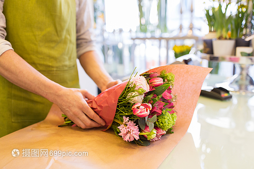 人购物销售花卉消费观念花店花店的花匠用纸裹花